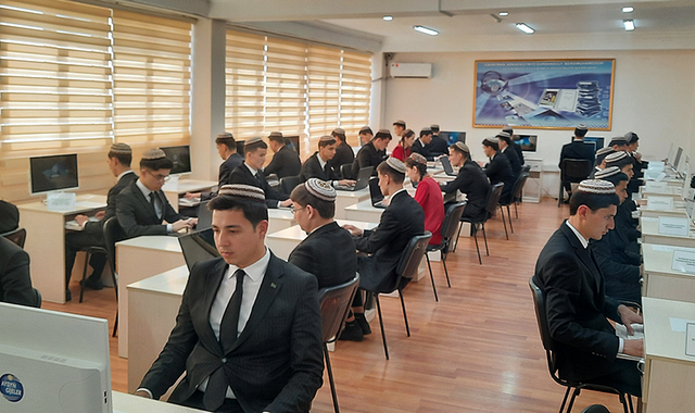 В Ашхабаде прошло IT-соревнование среди ВУЗов Туркменистана