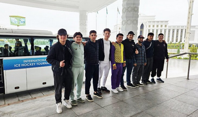 В Туркменистане участники хоккейного турнира посетили город Аркадаг