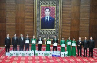 В Туркменистане наградили победителей проекта «Юные вестники мира»