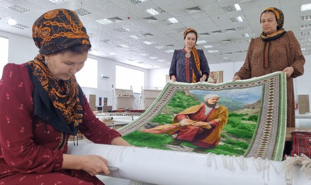 В Туркменистане выткали ковер-портрет Махтумкули Фраги