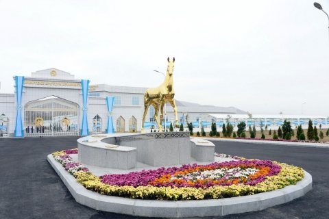 https://vestiabad.ru/news/1666/v-turkmenistane-otkryli-vysokotehnologichnuyu-konyushnyu-na-600-ahaltekinskih-skakunov