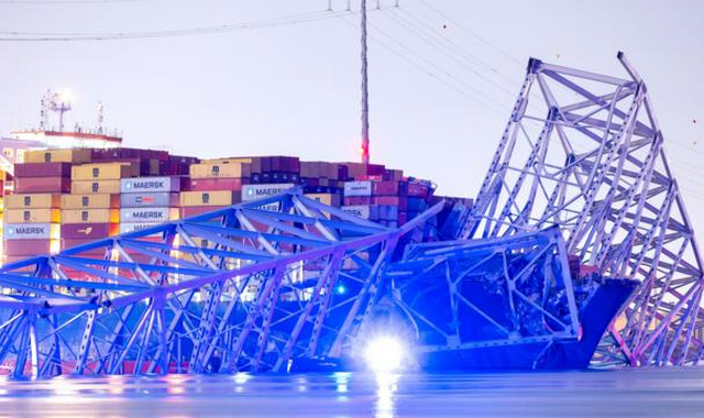 В США произошло обрушение автомобильного моста после столкновения судна с его конструкцией