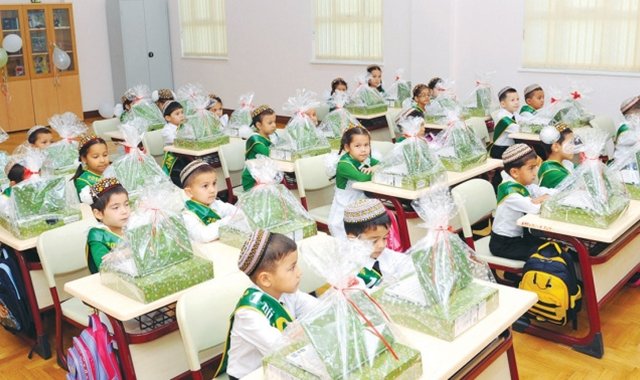Туркменским первоклассникам подарят более 155 тыс. ноутбуков