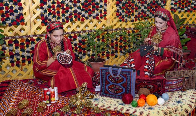 В Ашхабаде провели конкурс мастериц орнаментального вышивания