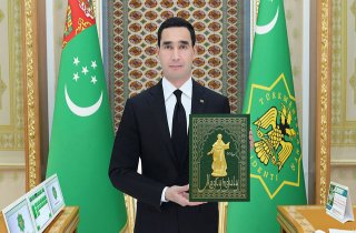 По случаю 300-летия Махтумкули глава Туркменистана презентовал новую книгу
