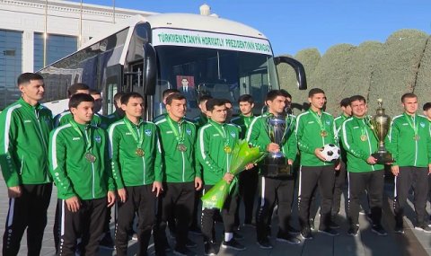 https://vestiabad.ru/news/2298/serdar-berdymuhamedov-nagradil-avtobusom-chempionov-turkmenistana-po-futbolu