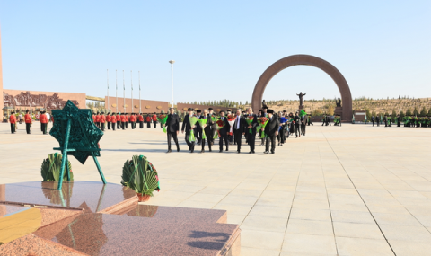 https://vestiabad.ru/news/7483/glava-turkmenistana-prinyal-uchastie-v-ceremonii-po-sluchayu-dnya-pominoveniya