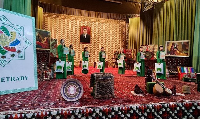 В Туркменистане проходит конкурс среди юных ковровщиц