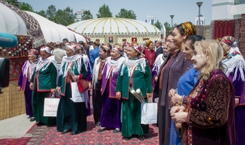 https://vestiabad.ru/news/5254/v-ashhabade-proshli-torzhestva-po-sluchayu-prazdnika-turkmenskogo-kovra