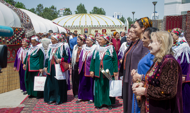 В Ашхабаде прошли торжества по случаю праздника туркменского ковра