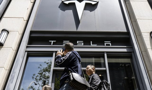 Tesla сокращает команду Supercharger: глобальные последствия для индустрии электромобилей