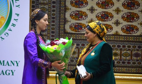 https://vestiabad.ru/news/3553/266-mnogodetnyh-materei-turkmenistana-udostoilis-pochetnogo-zvaniya-ene-myahri