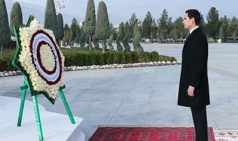 https://vestiabad.ru/news/2106/prezident-turkmenistana-vozlozhil-cvety-k-monumentu-neitraliteta