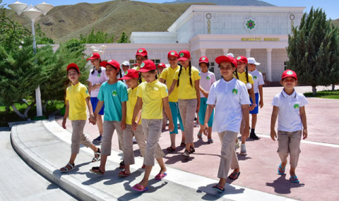 https://vestiabad.ru/news/5984/letnii-festival-v-gornoi-doline-turkmenistana-sobral-sotni-detei