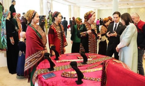 https://vestiabad.ru/news/2520/demonstraciya-turkmenskoi-mody-sobrala-izvestnyh-zarubezhnyh-dizainerov