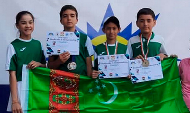 Туркменские теннисисты удостоились серебряных медалей на чемпионате в Душанбе