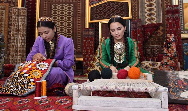 В Туркменистане введут в строй предприятия художественного ковроделия