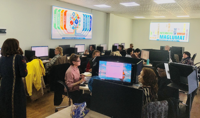 В Туркменистане организовали компьютерные курсы для пенсионеров