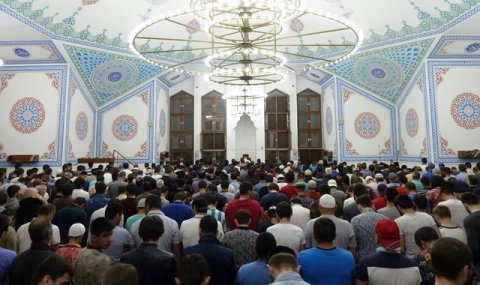 https://vestiabad.ru/news/3598/musulmane-mira-otmechayut-nachalo-mesyaca-ramadan