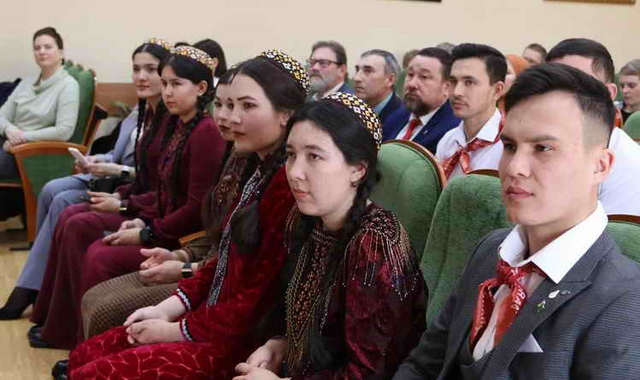 Делегация из Туркменистана приняла участие в конференции посвященной Махтумкули в Липецке
