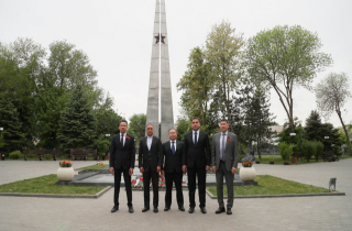 Туркменский консул Гадам Иламанов почтил память героев ВОВ в Астрахани