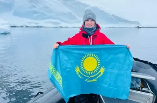 Спортсменка из Казахстана совершила заплыв в ледяных водах Антарктиды