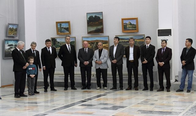 В Туркменистане стартовала выставка работ туркменских художников