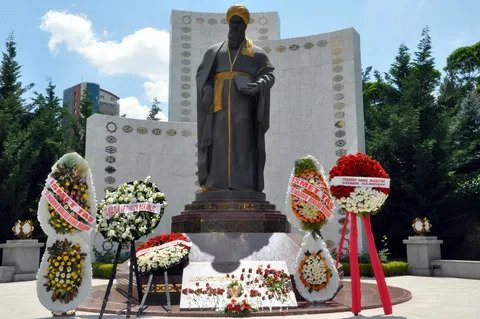 https://vestiabad.ru/news/1497/prezident-turkmenistana-vozlozhil-cvety-k-pamyatniku-mahtumkuli-v-ankare