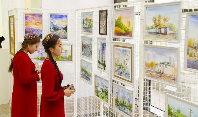 В Ашхабаде открылась выставка акварельных работ туркменских художников