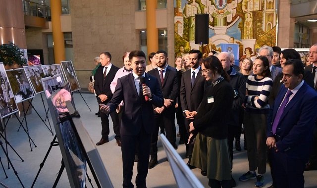 В Национальной библиотеке Белоруссии открылась фотовыставка в честь 95-летия Чингиза Айтматова