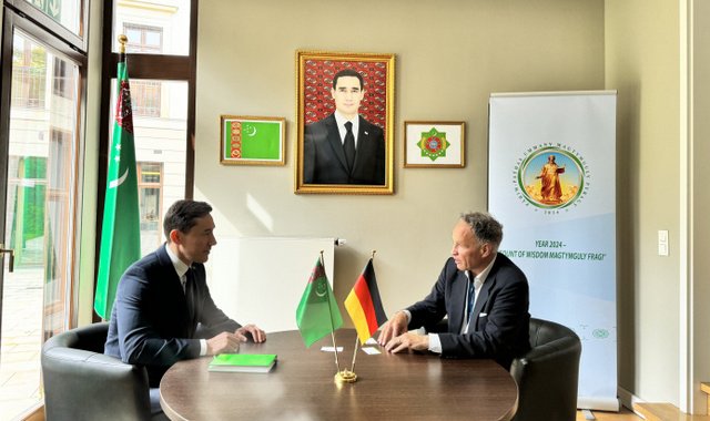 Туркменский консул во Франкфурте встретился с представителем Messe Frankfurt