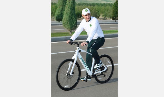 В Ашхабаде состоялся массовый велопробег с участием президента Туркменистана