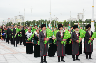 Президент Туркменистана возложил цветы к Монументу конституции и флагу страны