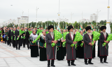 https://vestiabad.ru/news/5100/prezident-turkmenistana-vozlozhil-cvety-k-monumentu-konstitucii-i-flagu-strany