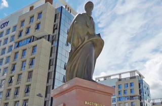 Герой-Аркадаг Туркменистана принял участие в открытии памятника Махтумкули