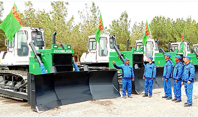 ГК «Туркменгаз» пополнил технопарк китайской гусеничной спецтехникой