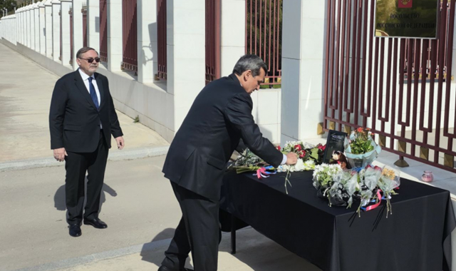 Глава МИД Туркменистана возложил цветы к посольству РФ в связи с терактом в Крокусе