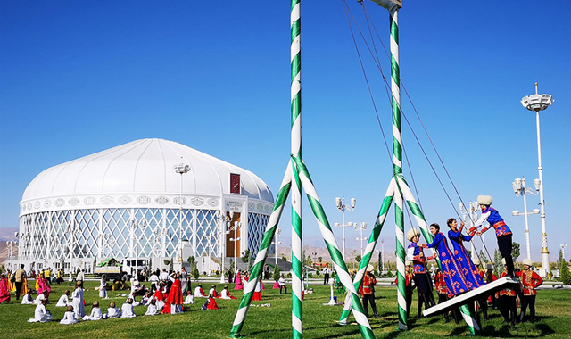 В Туркменистане к Новрузу создали селение с юртами и восточным базаром