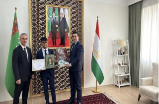 В посольстве Туркменистана в Душанбе наградили победителей конкурса эссе