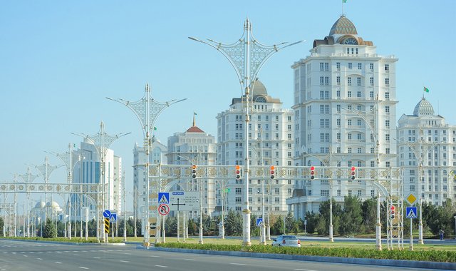 Туркменистан закупит спецтехнику для улучшения системы городского освещения