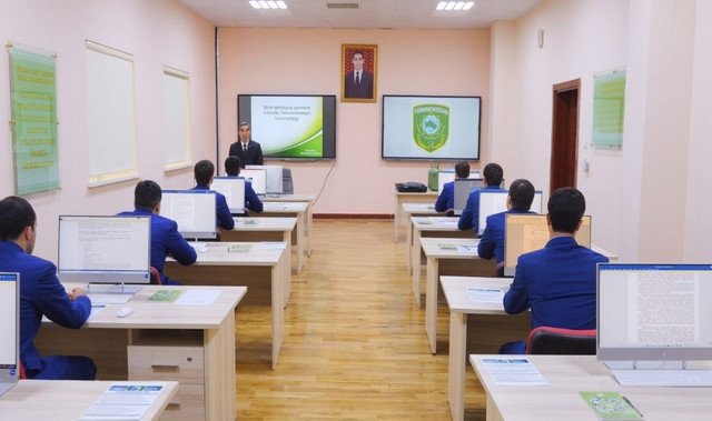 В туркменском городе Аркадаг провели семинар для начинающих таможенников