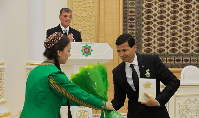 Коневоды Туркменистана получили почетные звания в честь праздника скакуна