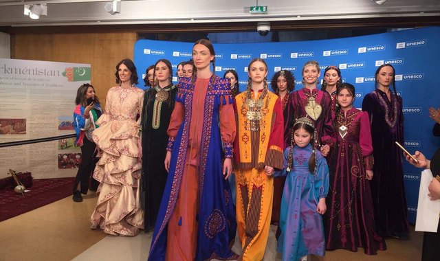 Коллекция туркменских национальных костюмов была представлена в Париже