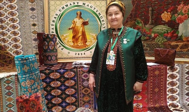В Туркменистане представили ковры с изображением Махтумкули Фраги