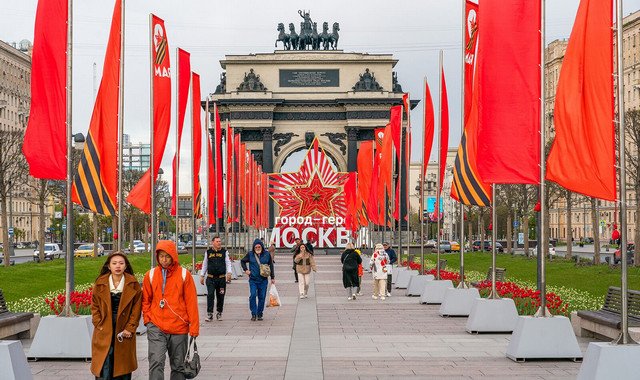 К Дню Победы в Москве установили более 4 тыс. декоративных элементов