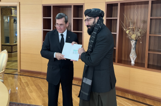 Глава МИД Туркменистана вручил документ об аккредитации афганскому дипломату