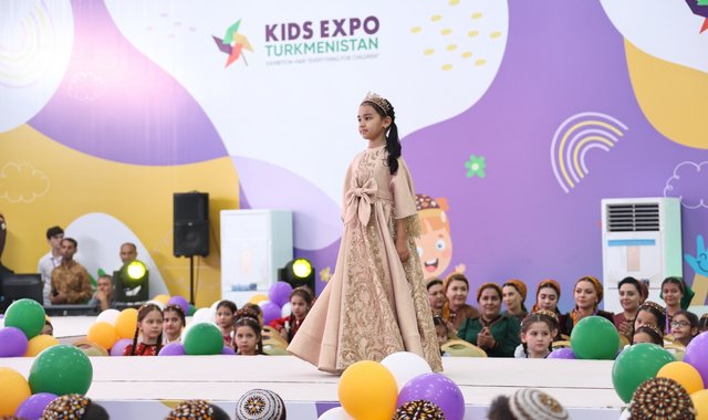 На выставке KidsExpo в Туркменистане прошел показ детской моды