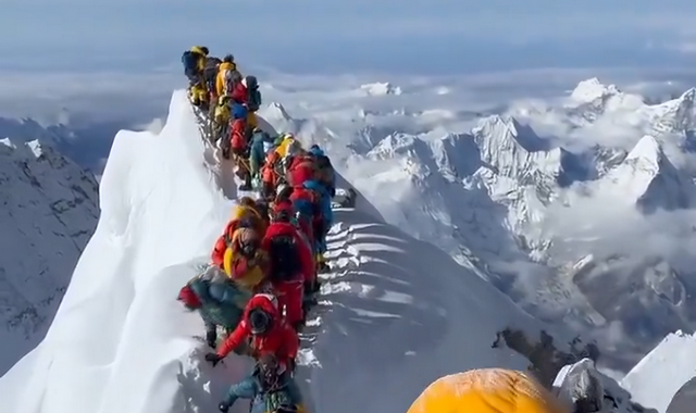 На Эвересте образовалась пробка из альпинистов