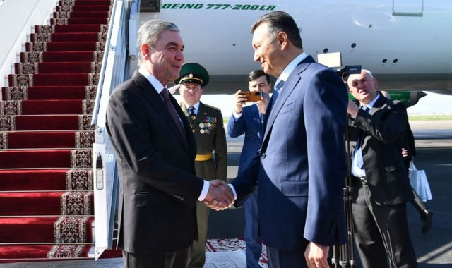 Национальный Лидер туркменского народа прилетел с рабочим визитом в Таджикистан