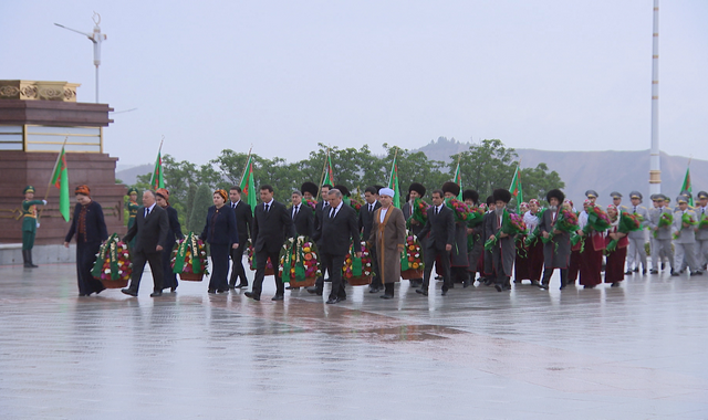 В Туркменистане состоялась церемония возложения цветов в память о героях ВОВ